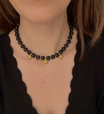 SOLSTICE - Collier de perles et soleils dorés
